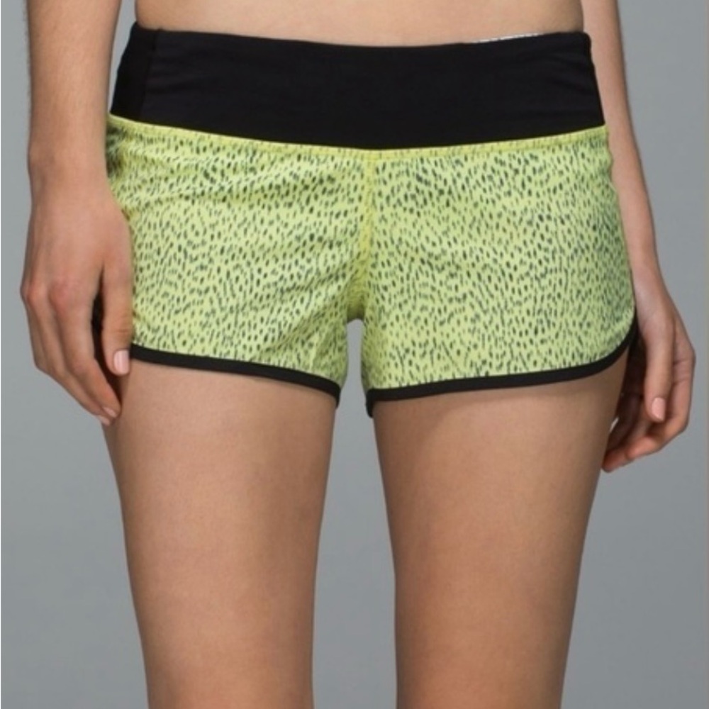 🖤💛 Lululemon 😎💪🏼 - Women's Black and Yellow Patterned Run Speed Shorts - size 4